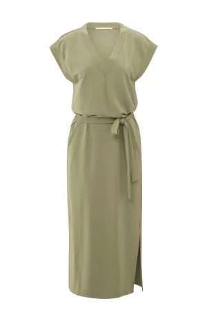 Dress with V-neck and tie belt